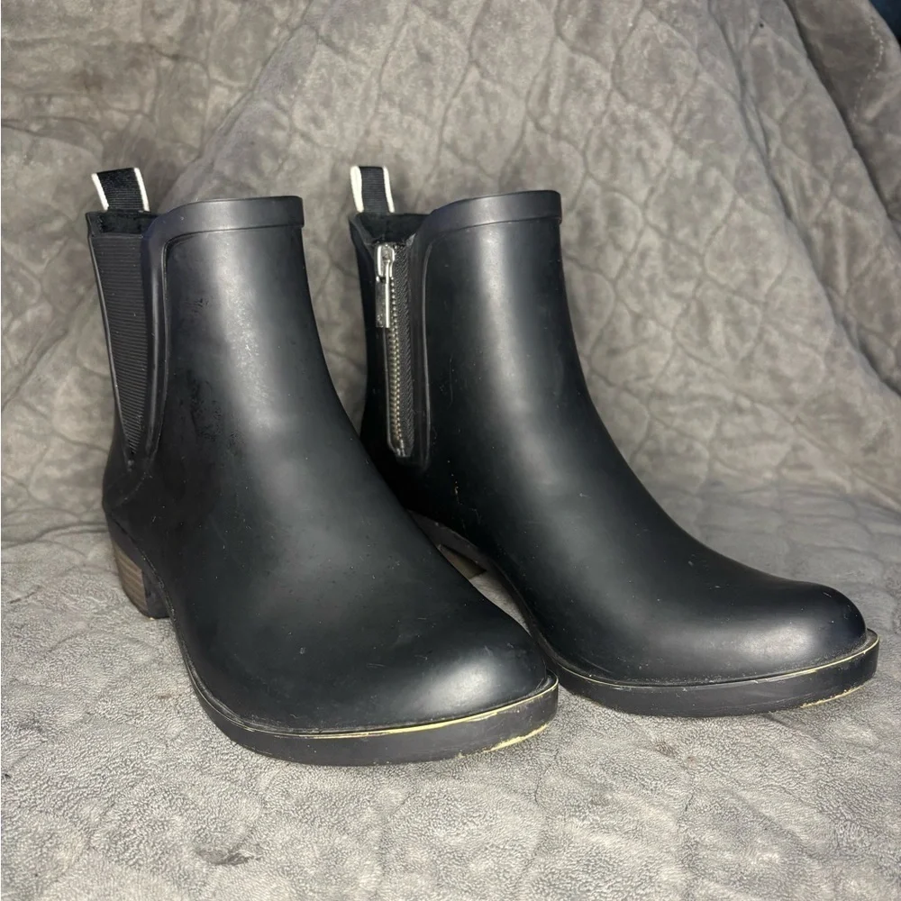 Trendy Lucky Brand Black Rubber Ankle Rain Boots with Zipper & Short Heel